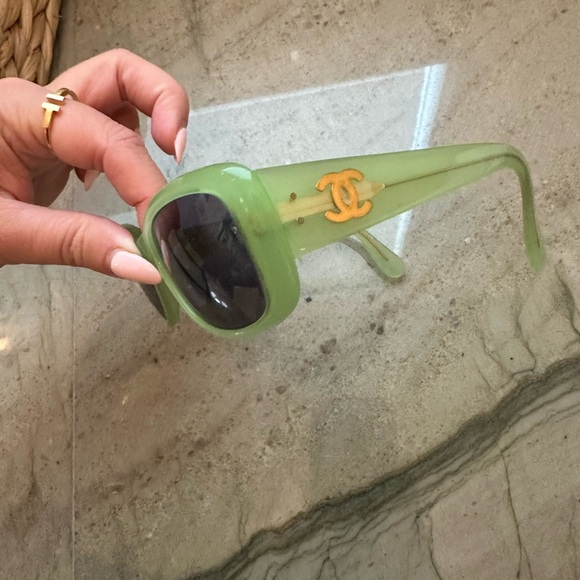 Vintage green Chanel sunglasses - Picture 3 of 7